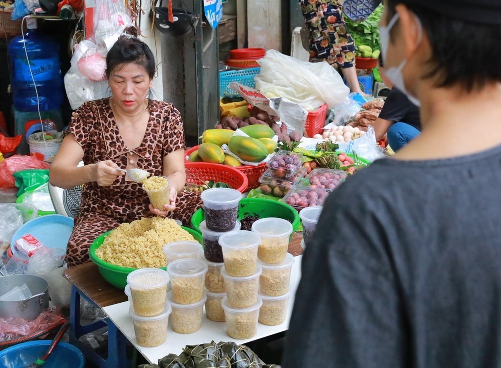Hà Nội nhộn nhịp chợ tết Đoan Ngọ - Ảnh 4. Hà Nội nhộn nhịp chợ tết Đoan Ngọ - Ảnh 4.