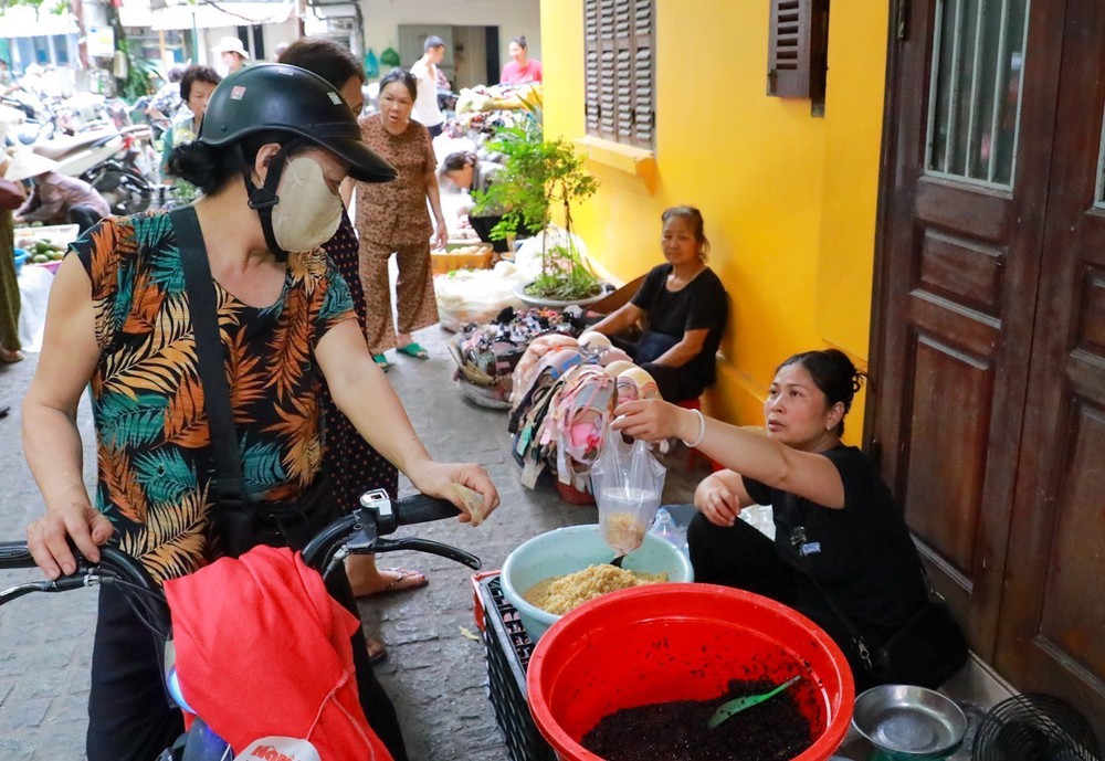 Hà Nội nhộn nhịp chợ tết Đoan Ngọ - Ảnh 8. Hà Nội nhộn nhịp chợ tết Đoan Ngọ - Ảnh 8.