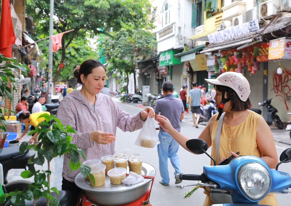 Hà Nội nhộn nhịp chợ tết Đoan Ngọ - Ảnh 3. Hà Nội nhộn nhịp chợ tết Đoan Ngọ - Ảnh 3.