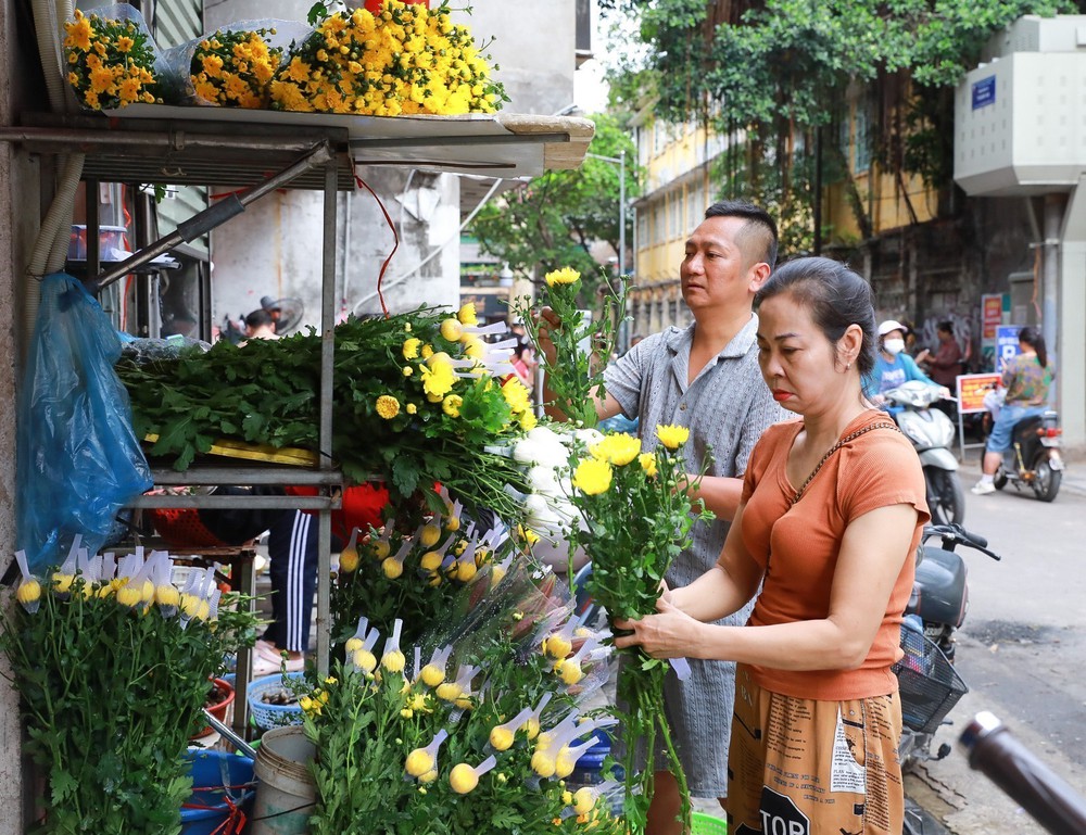 Hà Nội nhộn nhịp chợ tết Đoan Ngọ - Ảnh 7. Hà Nội nhộn nhịp chợ tết Đoan Ngọ - Ảnh 7.