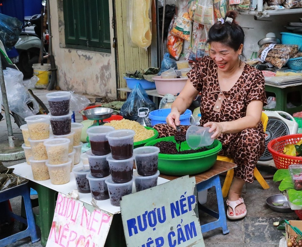 Hà Nội nhộn nhịp chợ tết Đoan Ngọ - Ảnh 2. Hà Nội nhộn nhịp chợ tết Đoan Ngọ - Ảnh 2.