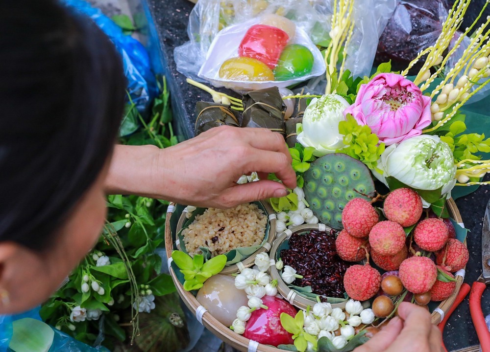 Hà Nội nhộn nhịp chợ tết Đoan Ngọ - Ảnh 1. Hà Nội nhộn nhịp chợ tết Đoan Ngọ - Ảnh 1.