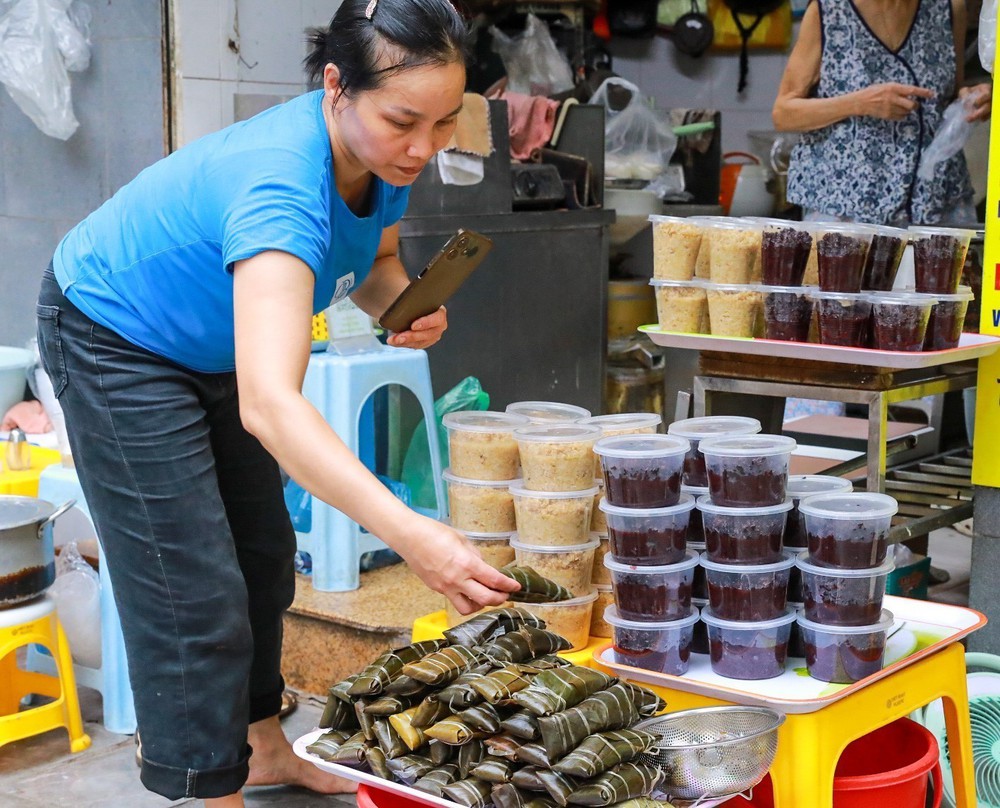 Hà Nội nhộn nhịp chợ tết Đoan Ngọ - Ảnh 6. Hà Nội nhộn nhịp chợ tết Đoan Ngọ - Ảnh 6.