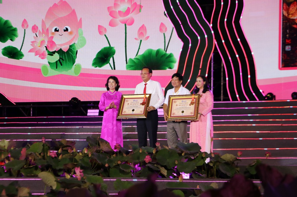 Quảng bá hình ảnh, tiềm năng địa phương qua Lễ hội sen - Ảnh 2. Quảng bá hình ảnh, tiềm năng địa phương qua Lễ hội sen - Ảnh 2.