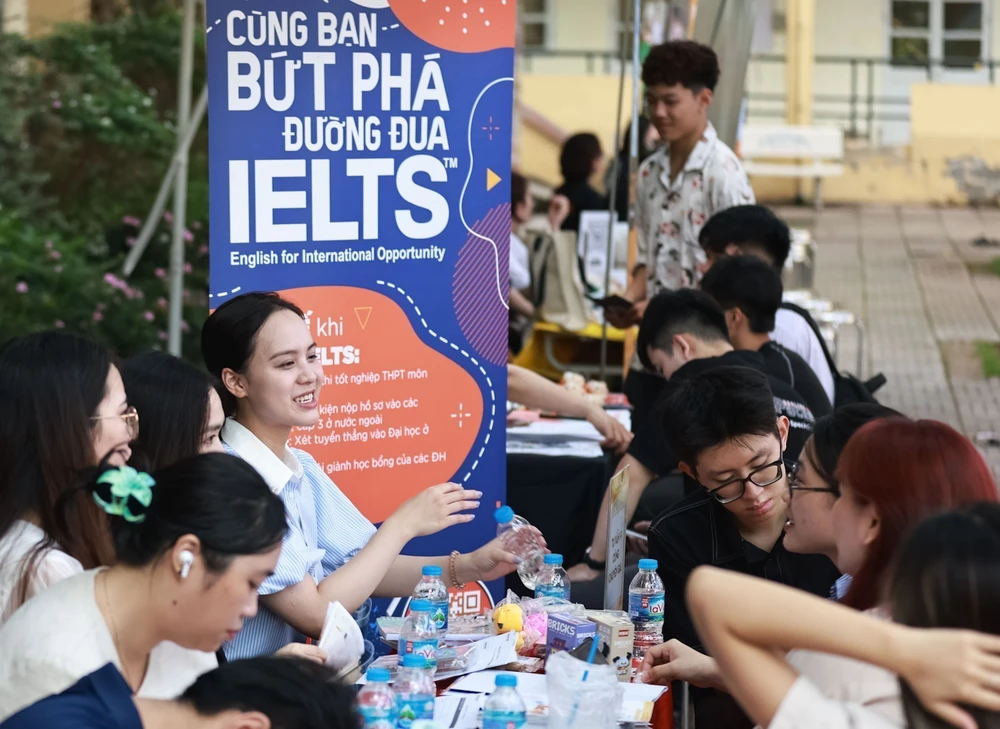 Điểm chuẩn lớp 10 chuyên tại Thành phố Hồ Chí Minh biến động mạnh - Ảnh 2. Điểm chuẩn lớp 10 chuyên tại Thành phố Hồ Chí Minh biến động mạnh - Ảnh 2.