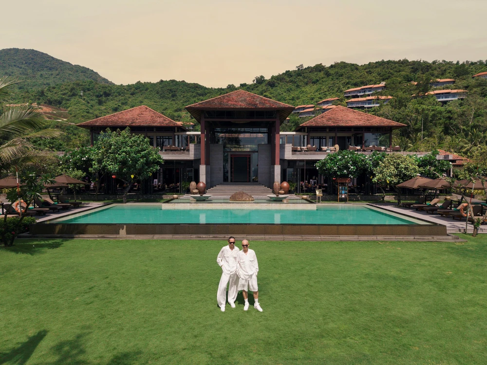 VUNGOC&SON mang "Mùa hè đẹp nhất" đến vịnh Lăng Cô - Ảnh 1. VUNGOC&SON mang "Mùa hè đẹp nhất" đến vịnh Lăng Cô - Ảnh 1.