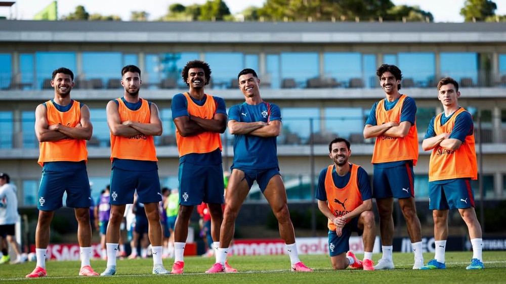 Cristiano Ronaldo bảnh bao hội quân cùng tuyển Bồ Đào Nha chuẩn bị cho World Cup 2026, tuyên bố 'sứ mệnh' bắt đầu - Ảnh 3. Cristiano Ronaldo bảnh bao hội quân cùng tuyển Bồ Đào Nha chuẩn bị cho World Cup 2026, tuyên bố 'sứ mệnh' bắt đầu - Ảnh 3.