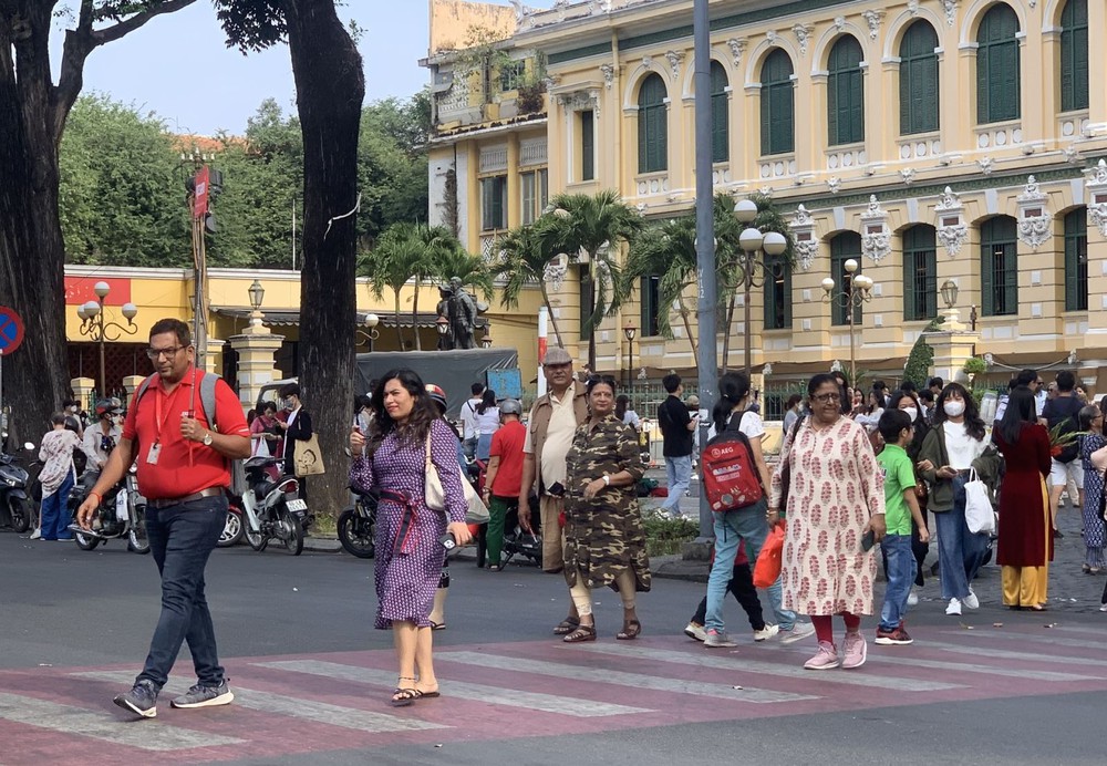 Thành phố Hồ Chí Minh quyết liệt xử lý nạn chăn dắt trẻ em xin ăn, chèo kéo khách du lịch - Ảnh 1.