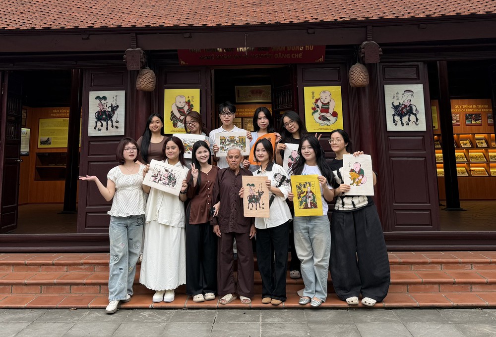 Tranh Đông Hồ tươi mới qua lăng kính sáng tạo của người trẻ - Ảnh 1. Tranh Đông Hồ tươi mới qua lăng kính sáng tạo của người trẻ - Ảnh 1.
