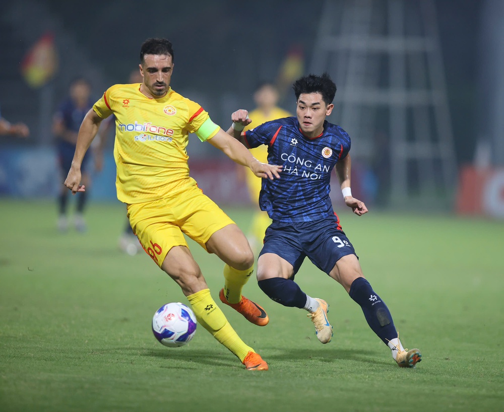 Cuộc đua trụ hạng LPBank V-League 2025/26: Chuyện riêng của PVF-CAND và Becamex TP.HCM - Ảnh 1.