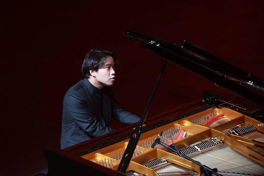 Nghệ sĩ piano Nguyễn Việt Trung trình diễn tại phần I chương trình Nghệ sĩ piano Nguyễn Việt Trung trình diễn tại phần I chương trình