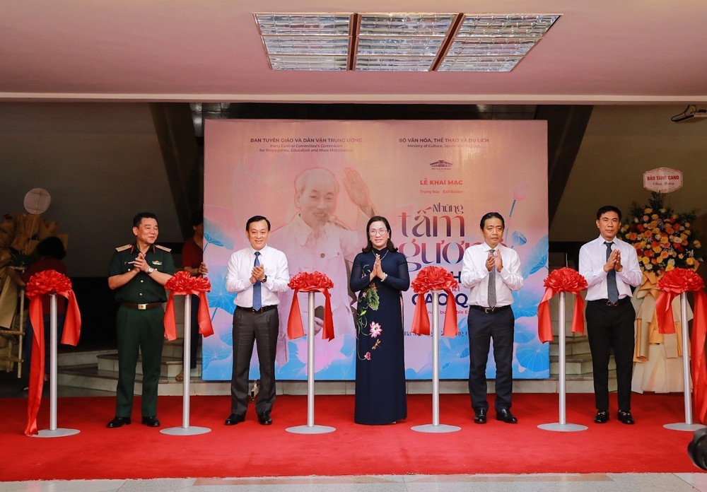 Khai mạc Triển lãm "Những tấm gương bình dị mà cao quý" năm 2026 - Ảnh 1. Khai mạc Triển lãm "Những tấm gương bình dị mà cao quý" năm 2026 - Ảnh 1.