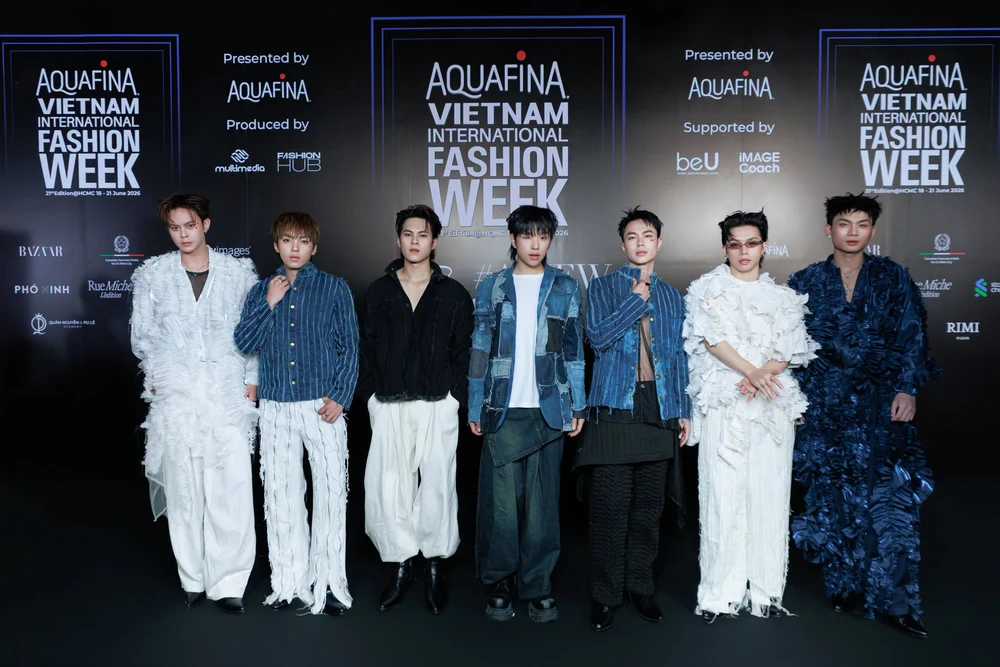 UPRIZE gây chú ý tại Vietnam International Fashion Week 2026, album đầu tay lập kỷ lục đặt trước - Ảnh 1. UPRIZE gây chú ý tại Vietnam International Fashion Week 2026, album đầu tay lập kỷ lục đặt trước - Ảnh 1.