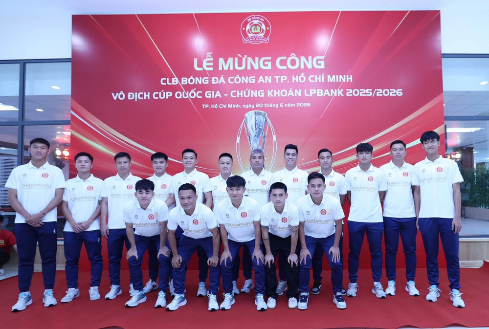 CLB CA TP.HCM mừng công chức vô địch Cúp Quốc gia 2025/26 - Ảnh 1. CLB CA TP.HCM mừng công chức vô địch Cúp Quốc gia 2025/26 - Ảnh 1.