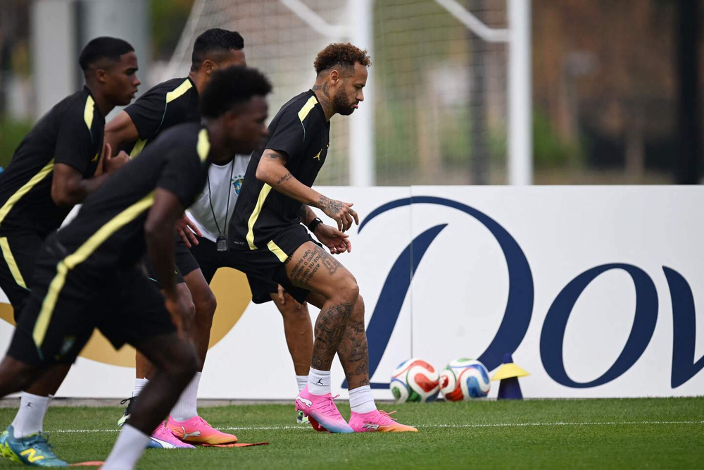 Tổng thống Brazil chế giễu Neymar: 'Cầu thủ đầu tiên được gọi lên tuyển đi World Cup nhưng làm việc từ xa' - Ảnh 1. Tổng thống Brazil chế giễu Neymar: 'Cầu thủ đầu tiên được gọi lên tuyển đi World Cup nhưng làm việc từ xa' - Ảnh 1.