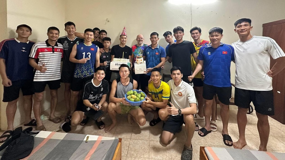 HLV Federico Rampazzo và các học trò trong một buổi sinh nhật. Ảnh: FB Trực tiếp bóng chuyền HLV Federico Rampazzo và các học trò trong một buổi sinh nhật. Ảnh: FB Trực tiếp bóng chuyền