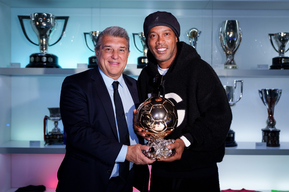 Ronaldinho bất ngờ tái xuất sân cỏ ở tuổi 46 sau 11 năm giải nghệ - Ảnh 3. Ronaldinho bất ngờ tái xuất sân cỏ ở tuổi 46 sau 11 năm giải nghệ - Ảnh 3.
