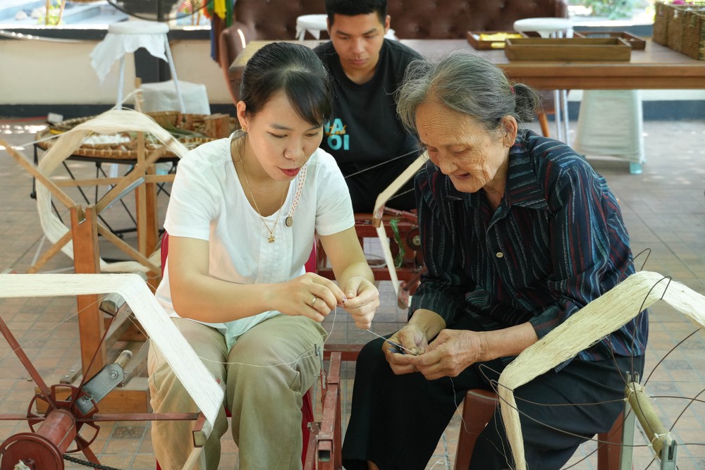 Hành trình khôi phục chuỗi tơ tằm, xây dựng thương hiệu Lụa Hoa Lư - Ảnh 2. Hành trình khôi phục chuỗi tơ tằm, xây dựng thương hiệu Lụa Hoa Lư - Ảnh 2.