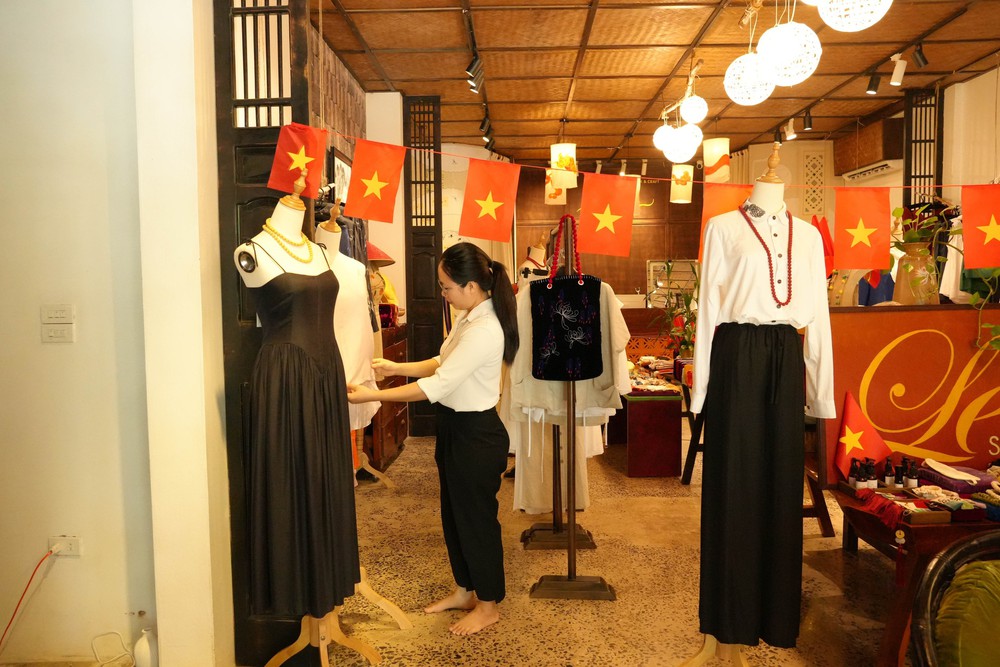 Hành trình khôi phục chuỗi tơ tằm, xây dựng thương hiệu Lụa Hoa Lư - Ảnh 3. Hành trình khôi phục chuỗi tơ tằm, xây dựng thương hiệu Lụa Hoa Lư - Ảnh 3.