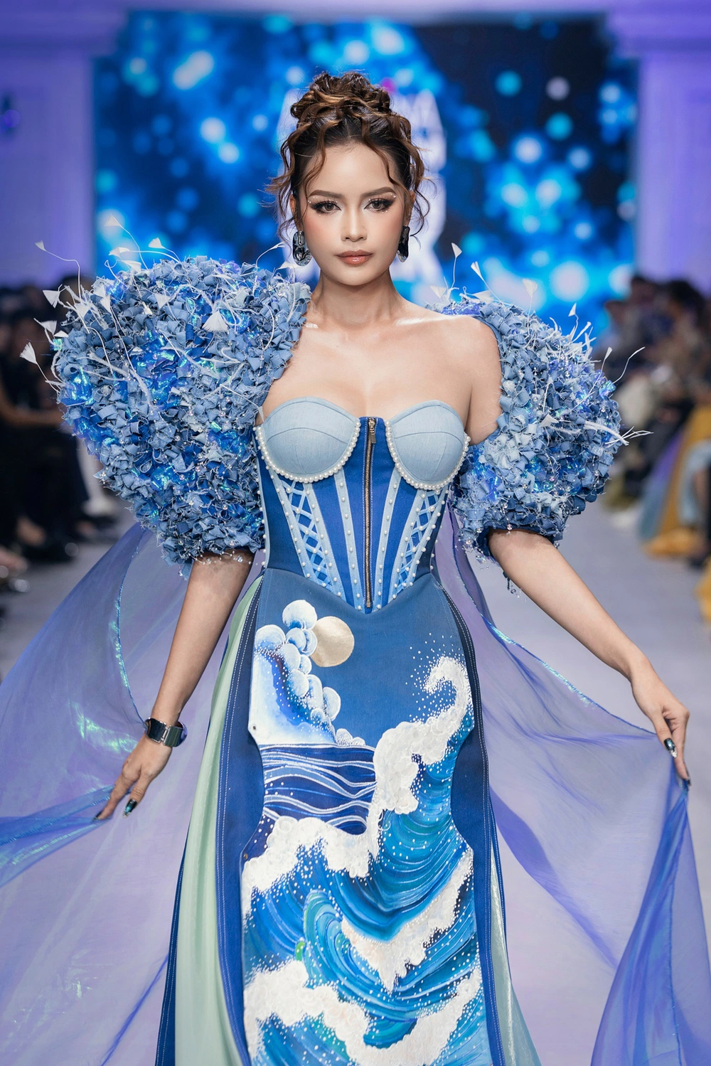 Ngọc Châu, Khánh Vân hội ngộ trên sàn diễn của NTK Đặng Trọng Minh Châu - Ảnh 2. Ngọc Châu, Khánh Vân hội ngộ trên sàn diễn của NTK Đặng Trọng Minh Châu - Ảnh 2.