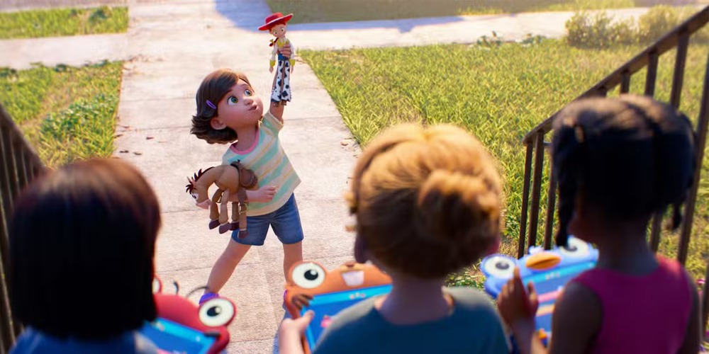 "Toy Story 5": Khi đồ chơi không đối đầu công nghệ mà học cách chung sống cùng công nghệ - Ảnh 5. "Toy Story 5": Khi đồ chơi không đối đầu công nghệ mà học cách chung sống cùng công nghệ - Ảnh 5.