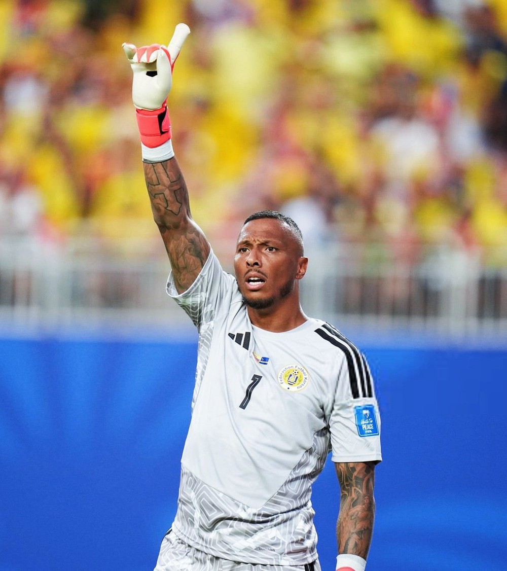 Thủ môn Eloy Room có 15 pha cứu thua, giúp Curacao cầm hòa Ecuador 0-0 ở World Cup 2026. Ảnh: Twitter Romano Thủ môn Eloy Room có 15 pha cứu thua, giúp Curacao cầm hòa Ecuador 0-0 ở World Cup 2026. Ảnh: Twitter Romano