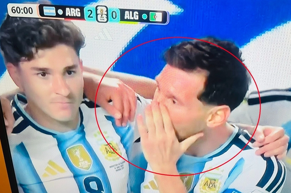 Lý do Messi không bị đuổi khi dùng tay che khẩu hình ở World Cup 2026 - Ảnh 1.