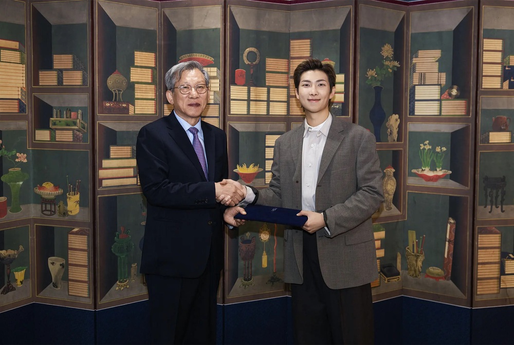 RM BTS trở thành Đại sứ toàn cầu đầu tiên của Bảo tàng Quốc gia Hàn Quốc - Ảnh 1. RM BTS trở thành Đại sứ toàn cầu đầu tiên của Bảo tàng Quốc gia Hàn Quốc - Ảnh 1.