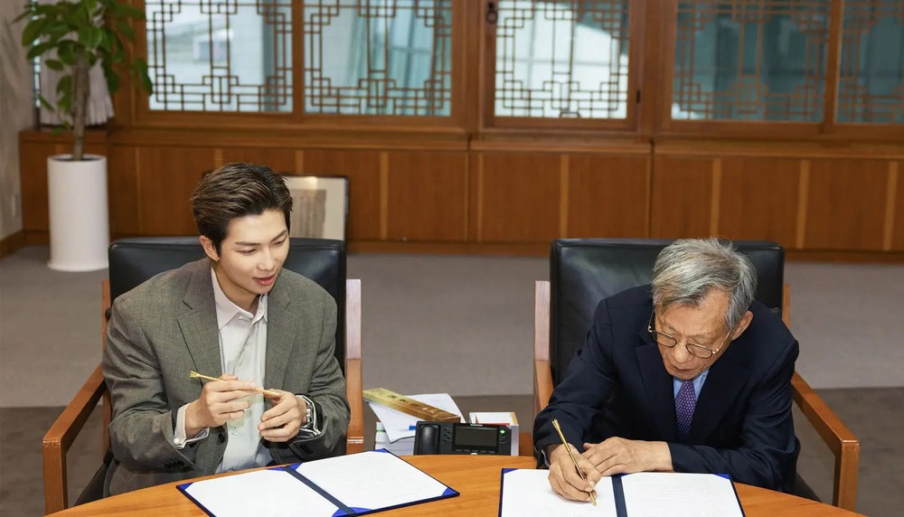 RM BTS trở thành Đại sứ toàn cầu đầu tiên của Bảo tàng Quốc gia Hàn Quốc - Ảnh 2. RM BTS trở thành Đại sứ toàn cầu đầu tiên của Bảo tàng Quốc gia Hàn Quốc - Ảnh 2.