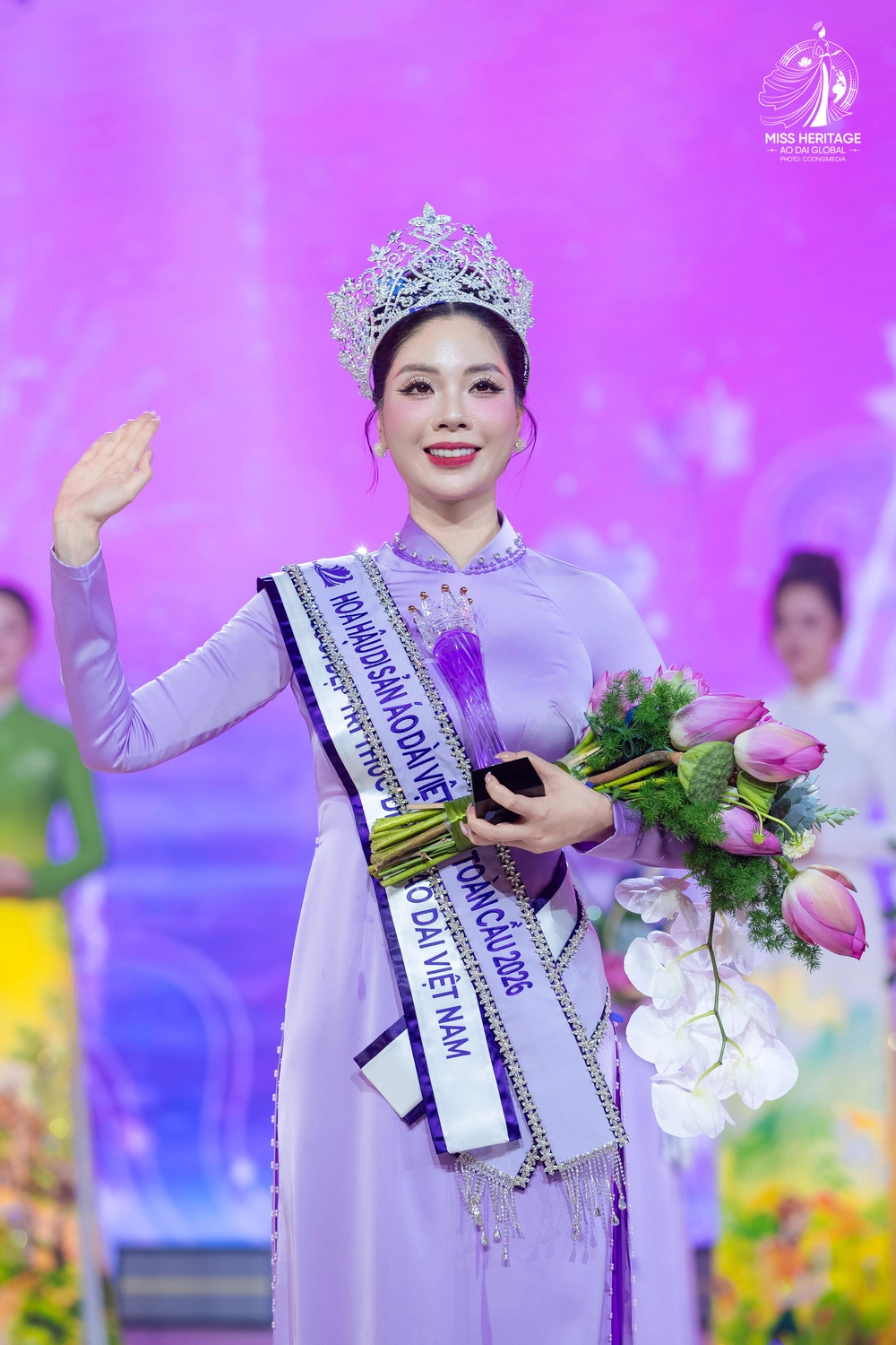 Hoa hậu Di sản Áo dài Việt Nam toàn cầu 2026: Tân Hoa hậu ứng xử bằng 3 ngôn ngữ - Ảnh 5. Hoa hậu Di sản Áo dài Việt Nam toàn cầu 2026: Tân Hoa hậu ứng xử bằng 3 ngôn ngữ - Ảnh 5.