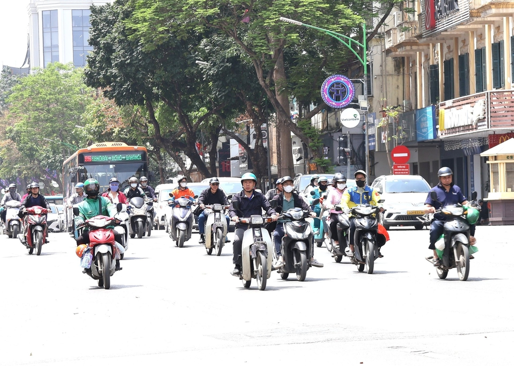 Dự báo thời tiết ngày 23/6: Nắng nóng đỉnh điểm ở Trung Bộ, chiều tối nhiều nơi có dông lốc - Ảnh 1. Dự báo thời tiết ngày 23/6: Nắng nóng đỉnh điểm ở Trung Bộ, chiều tối nhiều nơi có dông lốc - Ảnh 1.