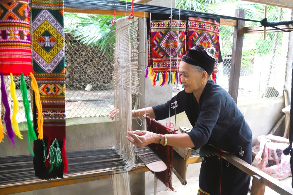 Trang phục đầy bản sắc của dân tộc ít người nhất Việt Nam - Ảnh 10. Trang phục đầy bản sắc của dân tộc ít người nhất Việt Nam - Ảnh 10.