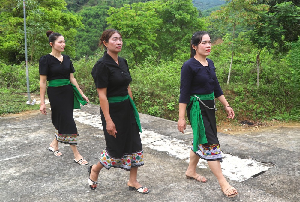 Trang phục đầy bản sắc của dân tộc ít người nhất Việt Nam - Ảnh 12. Trang phục đầy bản sắc của dân tộc ít người nhất Việt Nam - Ảnh 12.