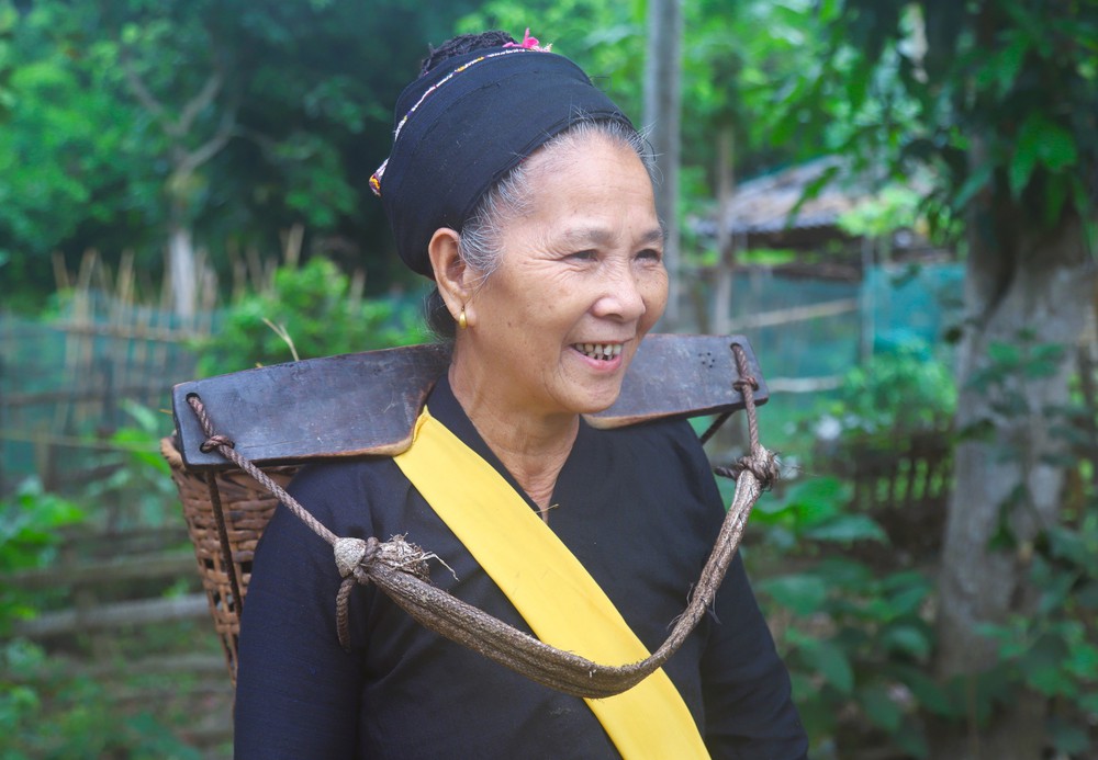 Trang phục đầy bản sắc của dân tộc ít người nhất Việt Nam - Ảnh 6. Trang phục đầy bản sắc của dân tộc ít người nhất Việt Nam - Ảnh 6.