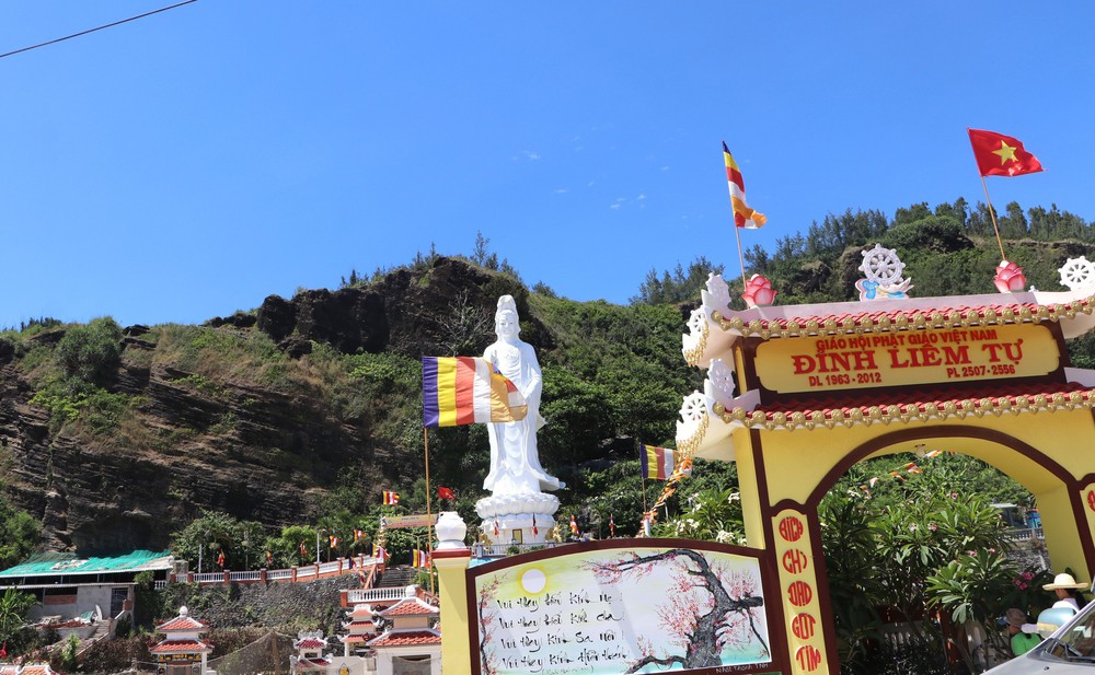 Danh thắng được ví như “đảo Jeju của Hàn Quốc” đang có nguy cơ sạt lở nghiêm trọng - Ảnh 1.