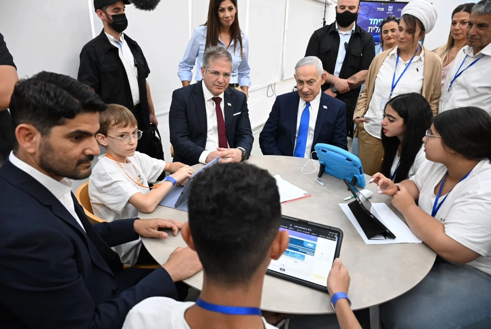 Trí tuệ nhân tạo: Israel triển khai dạy tiếng Anh bằng AI trong trường học giữa lúc thiếu giáo viên trầm trọng - Ảnh 1. Trí tuệ nhân tạo: Israel triển khai dạy tiếng Anh bằng AI trong trường học giữa lúc thiếu giáo viên trầm trọng - Ảnh 1.