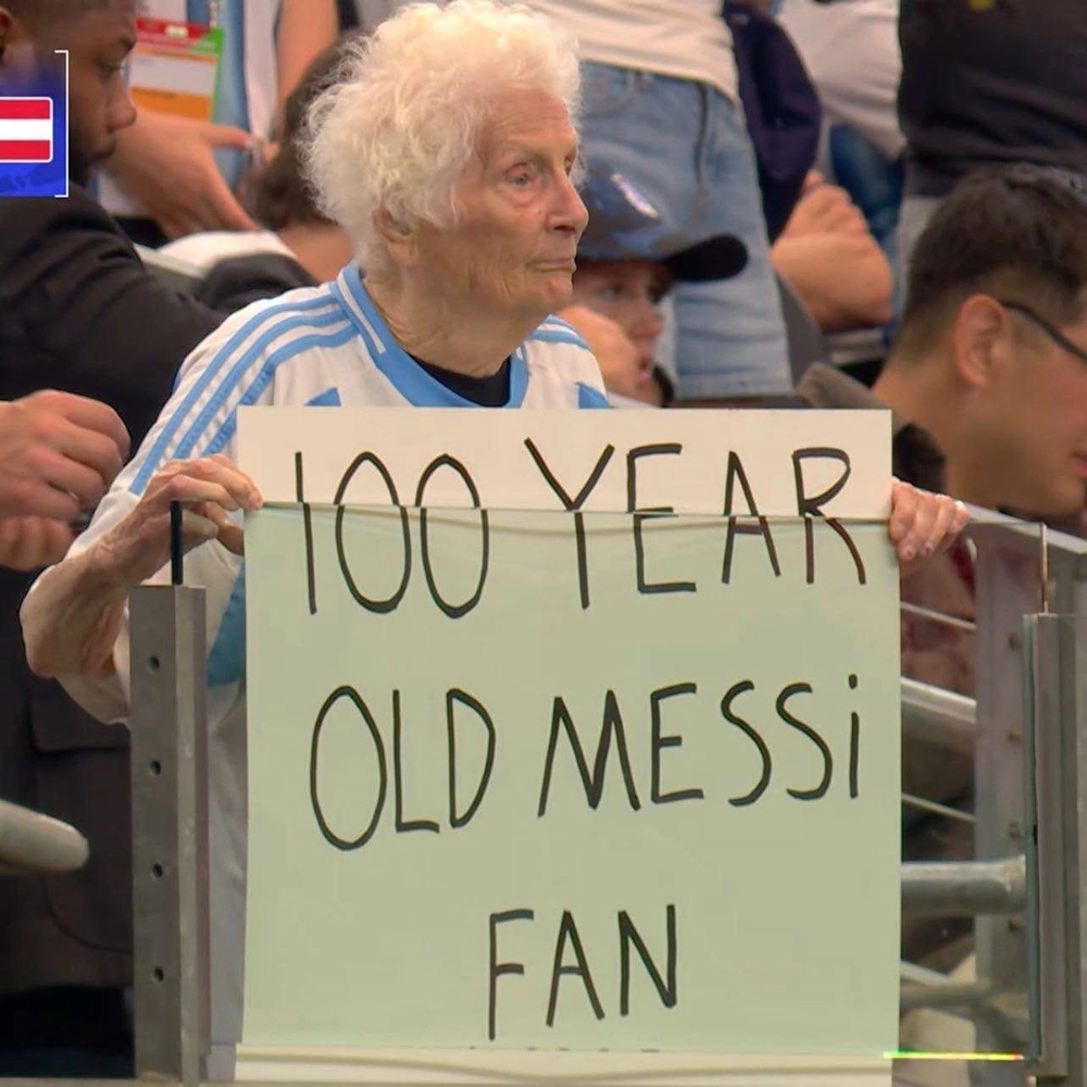 CĐV đặc biệt 100 tuổi có mặt trên khán đài trận Argentina - Áo để cổ vũ Messi - Ảnh 1.