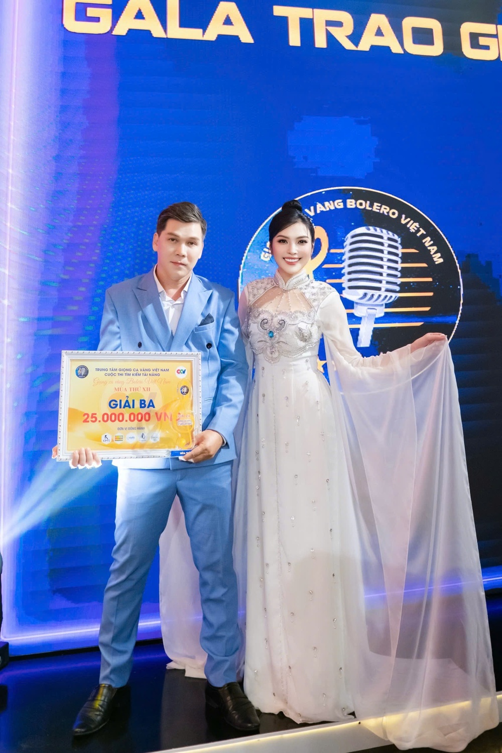 Rời làng nhạc 20 năm, Nguyễn Minh Hiền trở lại và giành Giải Ba Giọng ca vàng Bolero Việt Nam - Ảnh 3. Rời làng nhạc 20 năm, Nguyễn Minh Hiền trở lại và giành Giải Ba Giọng ca vàng Bolero Việt Nam - Ảnh 3.