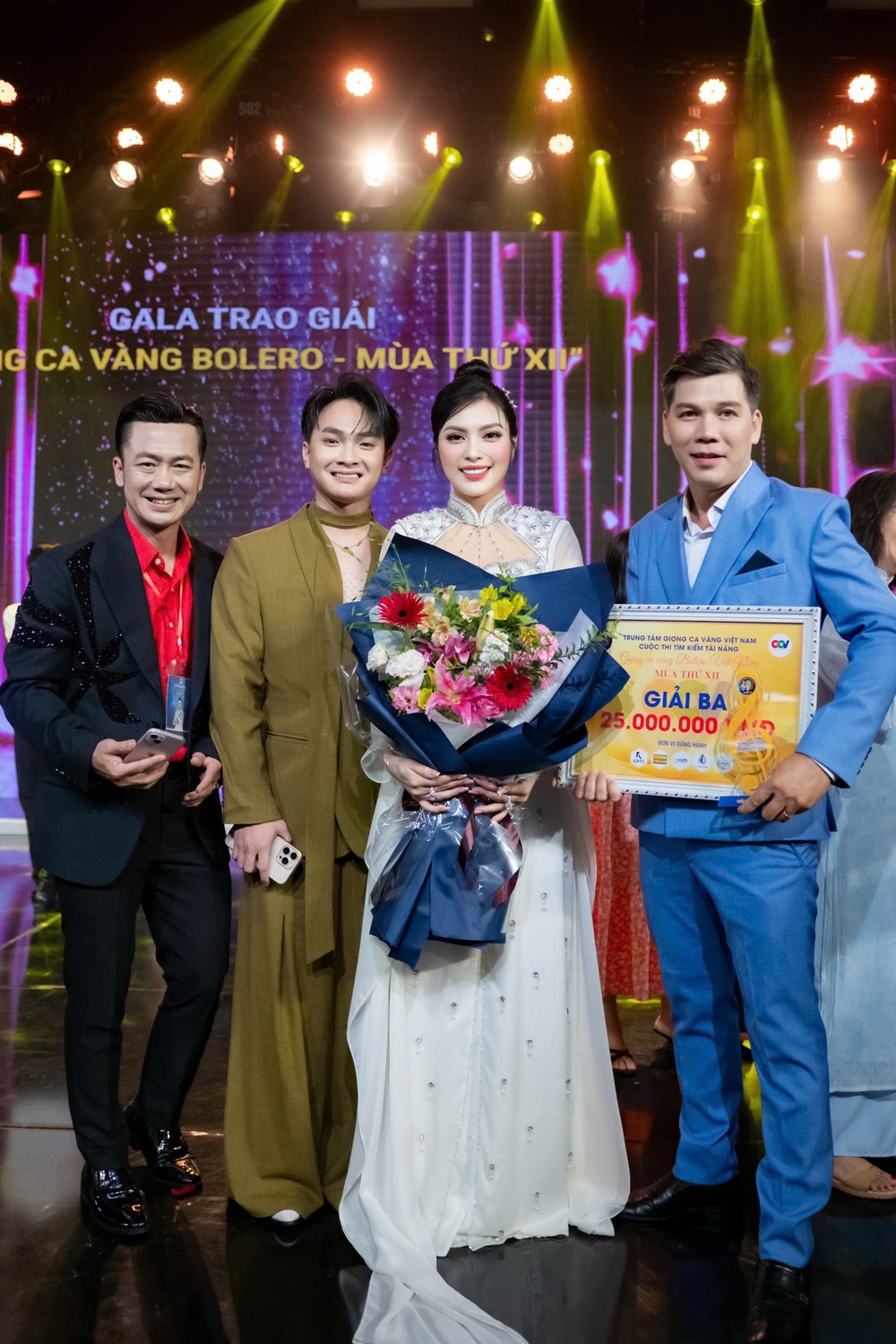 Rời làng nhạc 20 năm, Nguyễn Minh Hiền trở lại và giành Giải Ba Giọng ca vàng Bolero Việt Nam - Ảnh 4. Rời làng nhạc 20 năm, Nguyễn Minh Hiền trở lại và giành Giải Ba Giọng ca vàng Bolero Việt Nam - Ảnh 4.