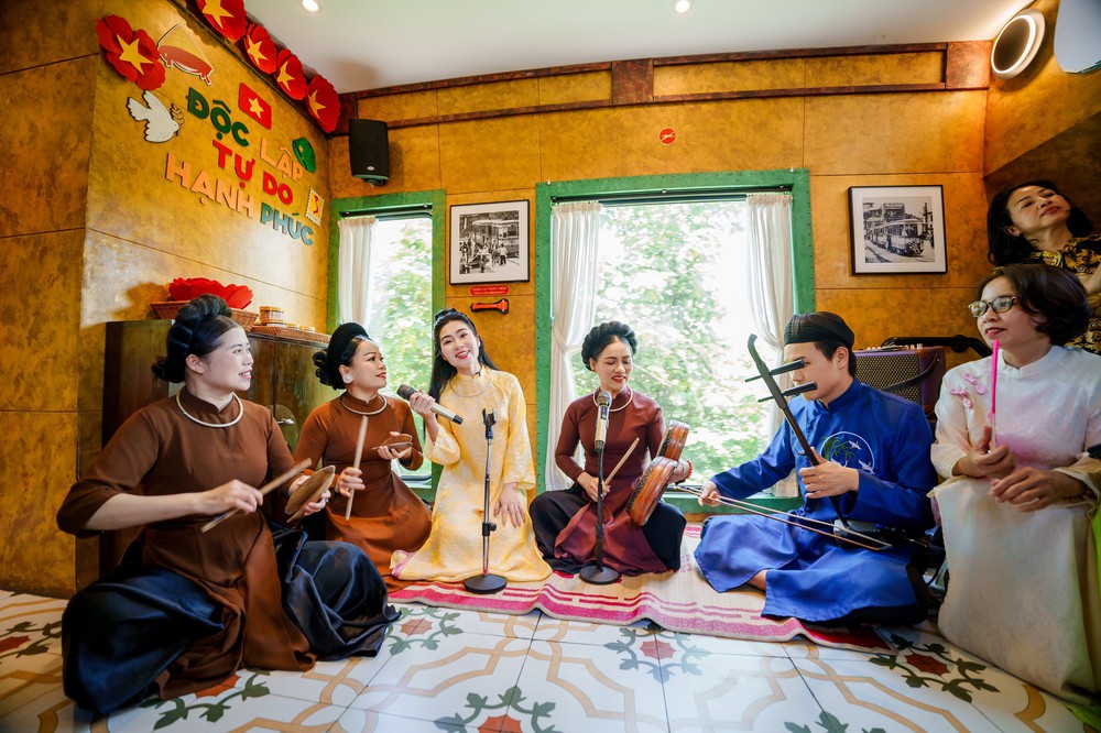 Hà Myo và cuộc gặp gỡ bất ngờ với Xẩm trên chuyến tàu Hà Nội 5 cửa ô - Ảnh 2. Hà Myo và cuộc gặp gỡ bất ngờ với Xẩm trên chuyến tàu Hà Nội 5 cửa ô - Ảnh 2.