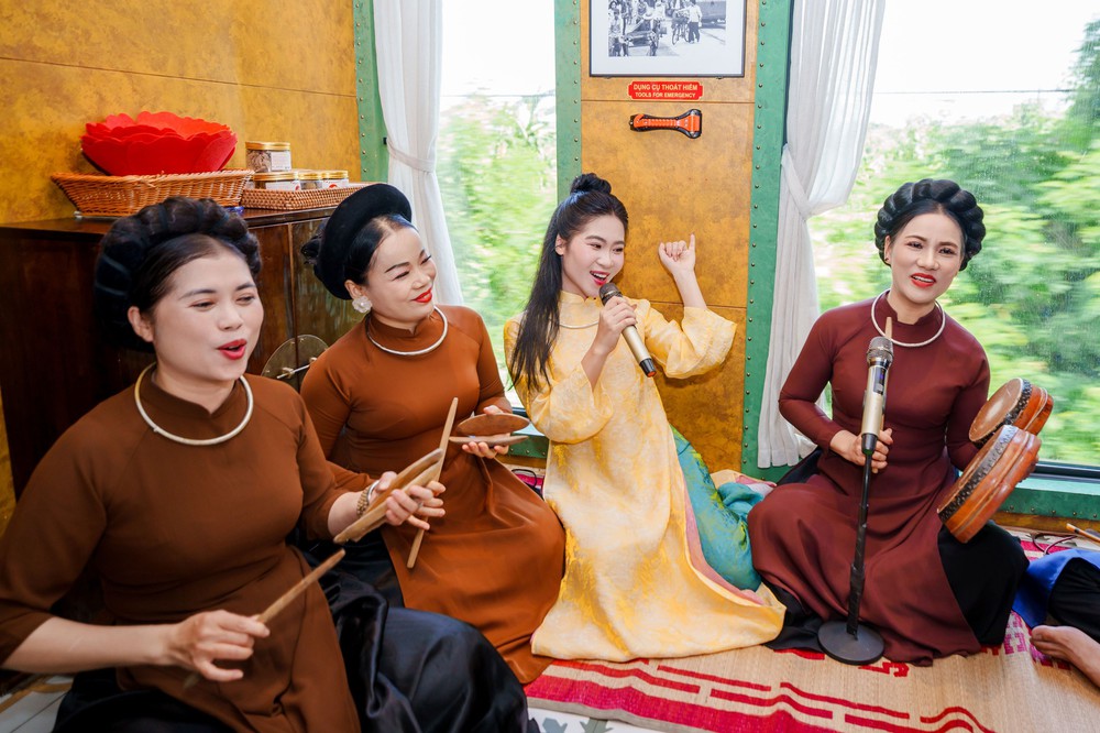 Hà Myo và cuộc gặp gỡ bất ngờ với Xẩm trên chuyến tàu Hà Nội 5 cửa ô - Ảnh 1. Hà Myo và cuộc gặp gỡ bất ngờ với Xẩm trên chuyến tàu Hà Nội 5 cửa ô - Ảnh 1.