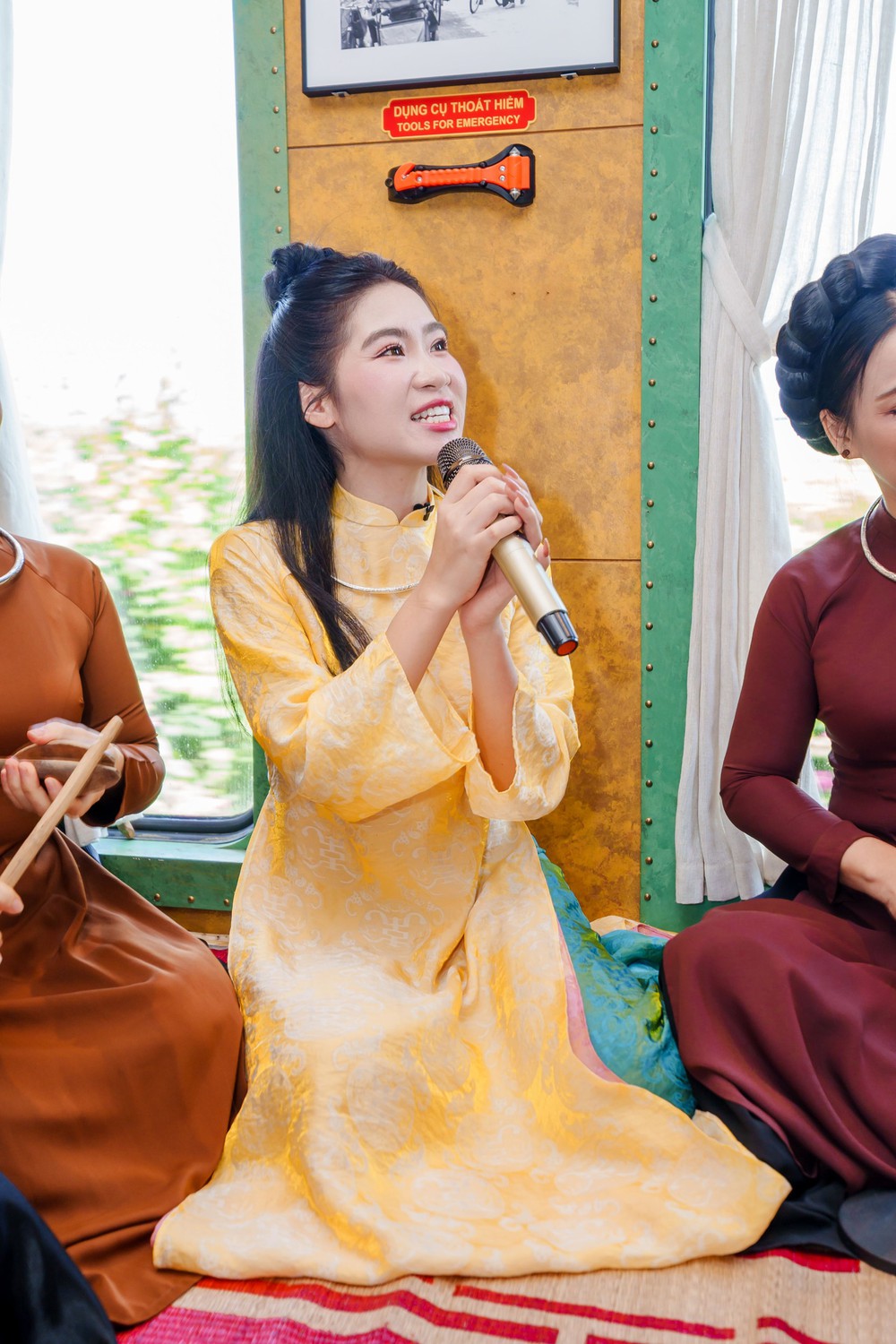 Hà Myo và cuộc gặp gỡ bất ngờ với Xẩm trên chuyến tàu Hà Nội 5 cửa ô - Ảnh 3. Hà Myo và cuộc gặp gỡ bất ngờ với Xẩm trên chuyến tàu Hà Nội 5 cửa ô - Ảnh 3.