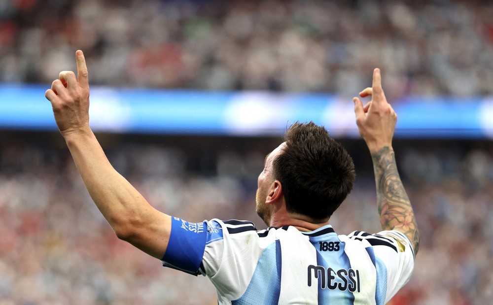 CĐV đặc biệt 100 tuổi có mặt trên khán đài trận Argentina - Áo để cổ vũ Messi - Ảnh 2.