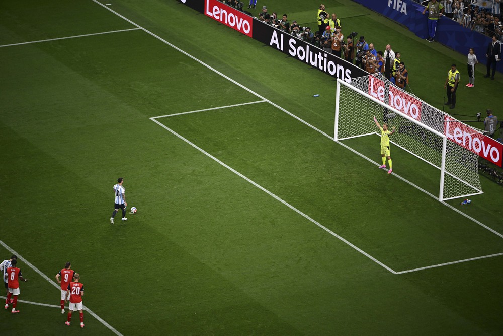 Messi sút hỏng phạt đền nhiều nhất lịch sử World Cup, vì sao? - Ảnh 1. Messi sút hỏng phạt đền nhiều nhất lịch sử World Cup, vì sao? - Ảnh 1.