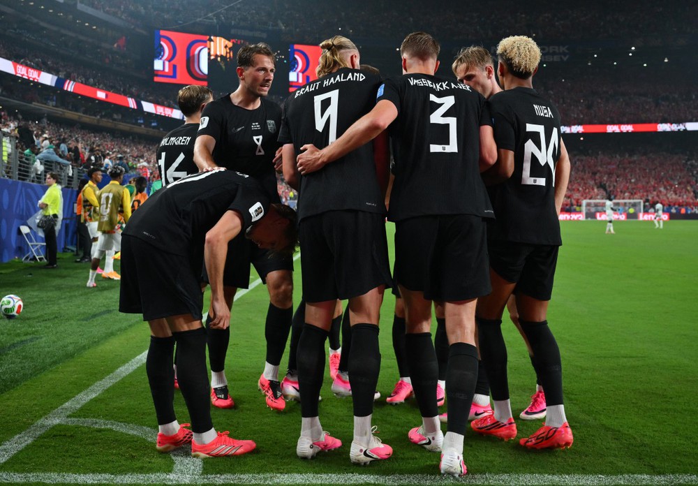 Thắng Senegal 3-2, Na Uy giành vé sớm vào vòng knock-out World Cup 2026. Đội bóng Bắc Ấu thể hiện khả năng tổ chức tấn công đa dạng, chuyển trạng thái tốc độ cao và rất biết cách khai thác triệt để sai lầm của đối thủ. Ảnh: AFP/TTXVN Thắng Senegal 3-2, Na Uy giành vé sớm vào vòng knock-out World Cup 2026. Đội bóng Bắc Ấu thể hiện khả năng tổ chức tấn công đa dạng, chuyển trạng thái tốc độ cao và rất biết cách khai thác triệt để sai lầm của đối thủ. Ảnh: AFP/TTXVN