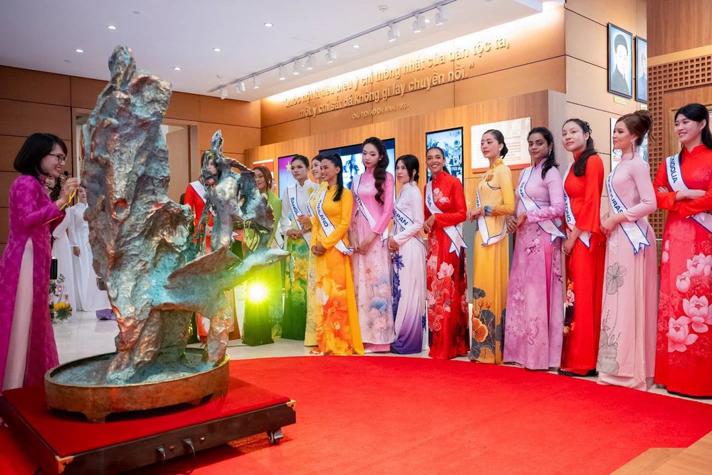Dàn thí sinh Miss Multicultural World 2026 tham quan Nhà Quốc hội Việt Nam - Ảnh 3. Dàn thí sinh Miss Multicultural World 2026 tham quan Nhà Quốc hội Việt Nam - Ảnh 3.