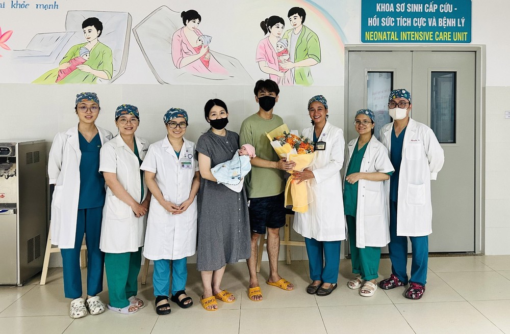 Cứu sống bé gái sinh cực non 720 gram của vợ chồng du khách Singapore - Ảnh 2. Cứu sống bé gái sinh cực non 720 gram của vợ chồng du khách Singapore - Ảnh 2.