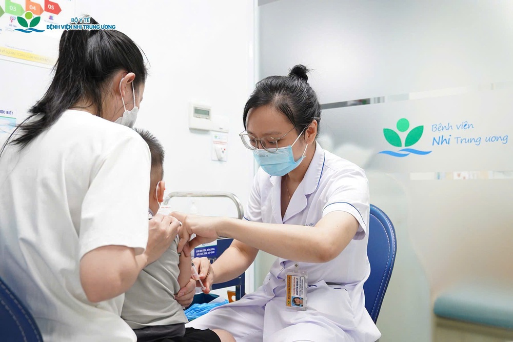 Nguy cơ bùng phát dịch sởi từ những trẻ chưa được tiêm chủng đầy đủ - Ảnh 2. Nguy cơ bùng phát dịch sởi từ những trẻ chưa được tiêm chủng đầy đủ - Ảnh 2.