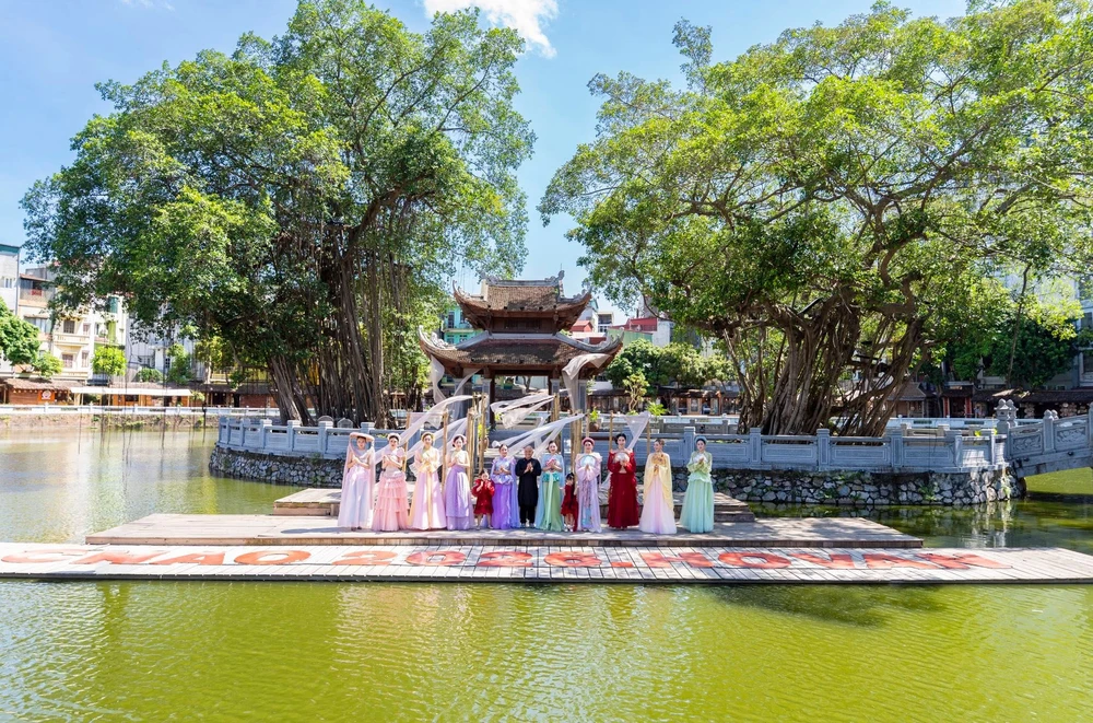 NTK Cao Minh Tiến: 24 năm kể chuyện văn hóa dân gian Việt Nam bằng thời trang - Ảnh 3. NTK Cao Minh Tiến: 24 năm kể chuyện văn hóa dân gian Việt Nam bằng thời trang - Ảnh 3.