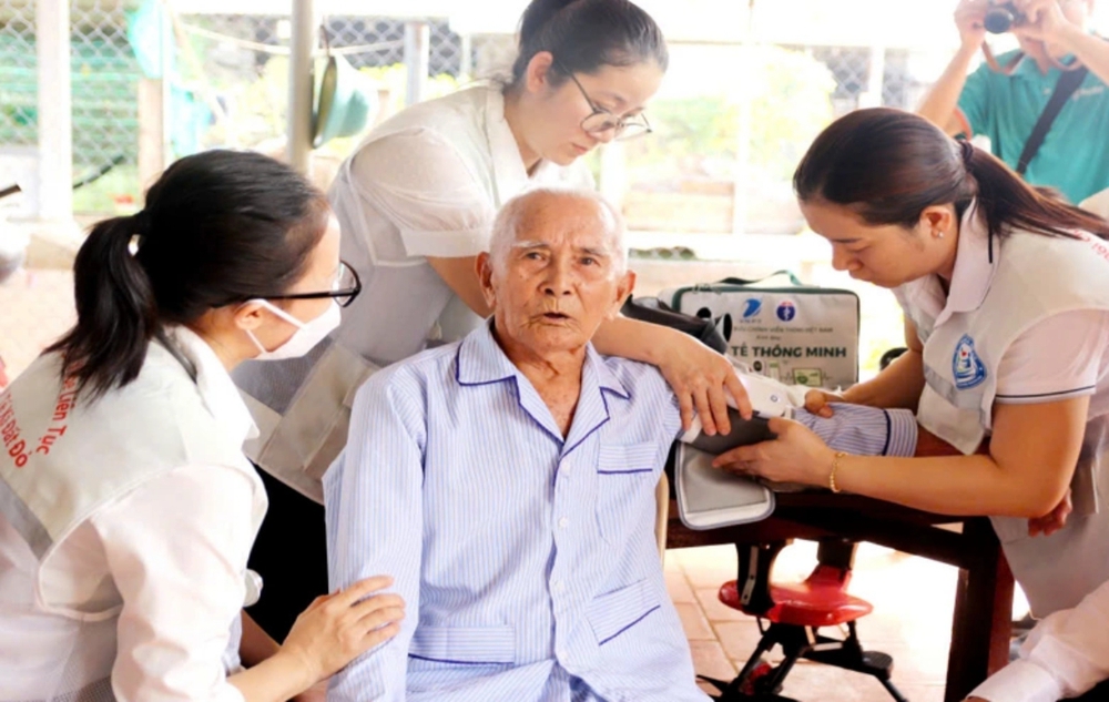 Thí điểm khám bệnh, chữa bệnh bảo hiểm y tế tại nhà - Ảnh 1. Thí điểm khám bệnh, chữa bệnh bảo hiểm y tế tại nhà - Ảnh 1.